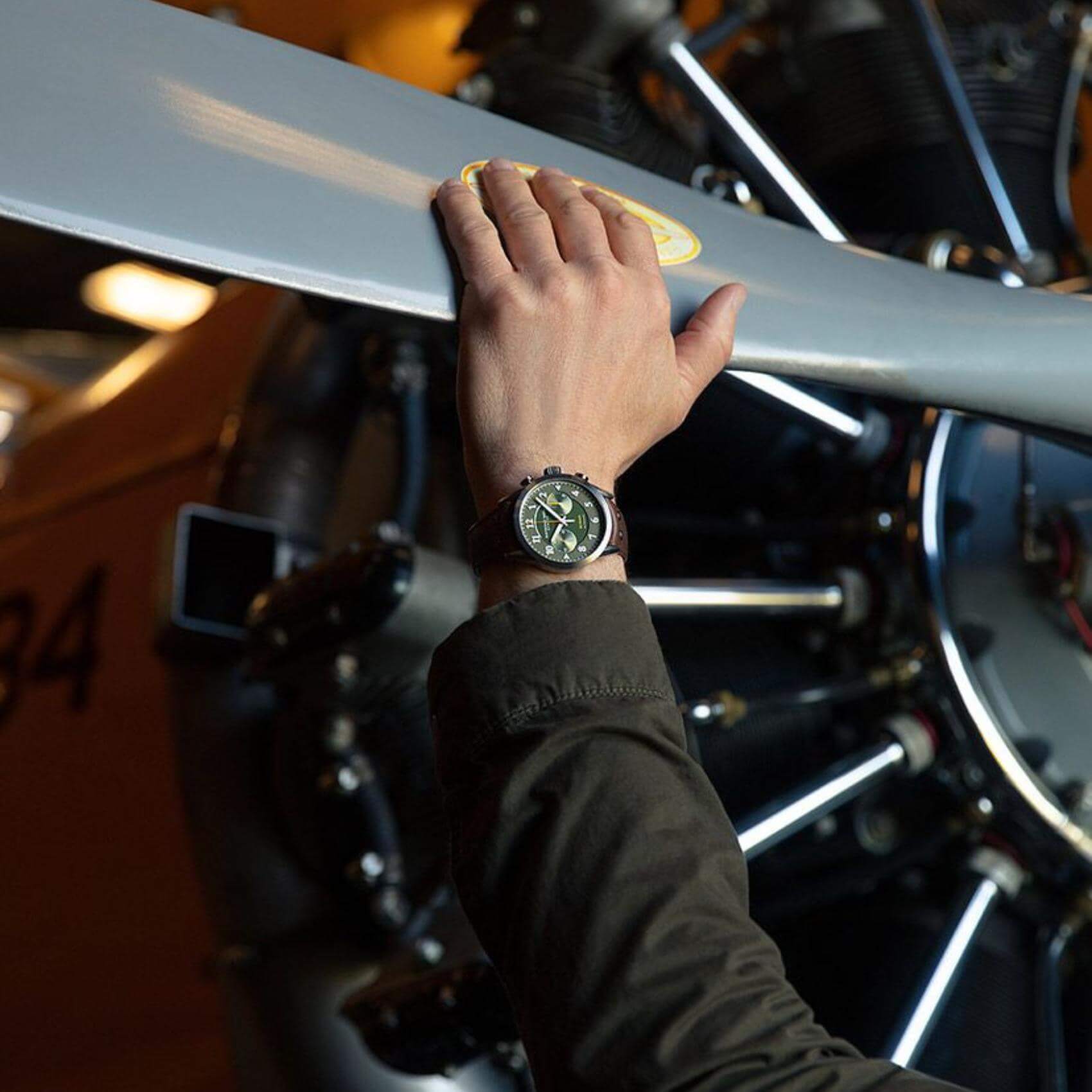 Raymond Weil Freelancer 7783-TIC-05520 Pilot Flyback αυτόματο με χρονογράφο, καφέ δερμάτινο λουράκι και πράσινο καντράν 42mm.