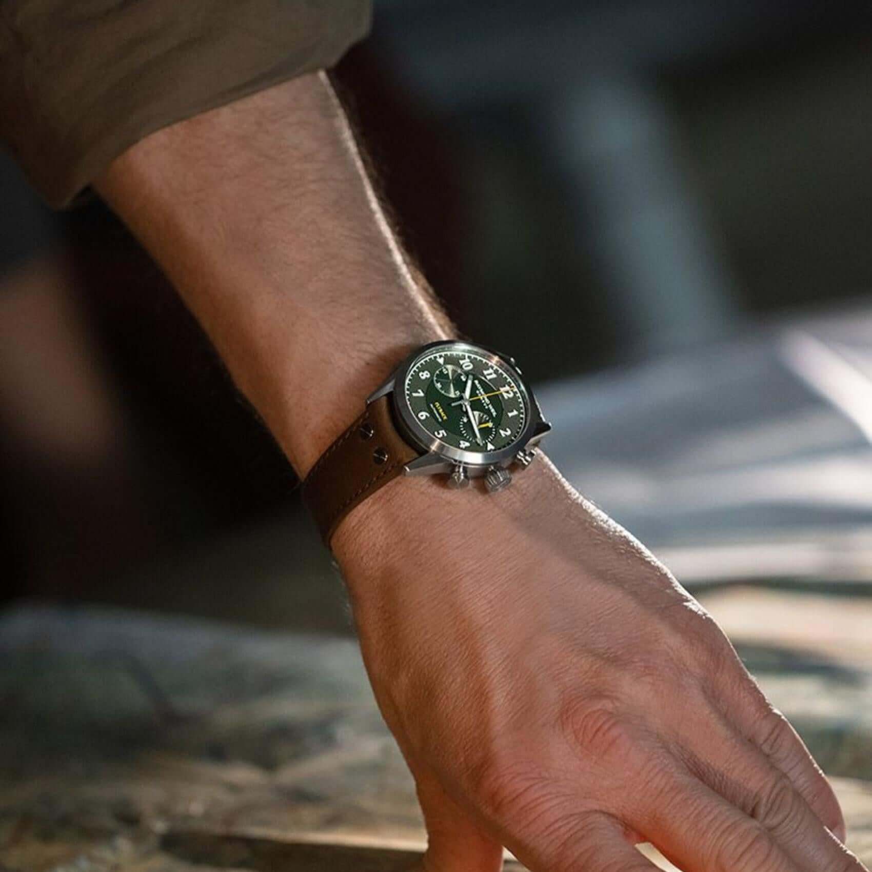 Raymond Weil Freelancer 7783-TIC-05520 Pilot Flyback αυτόματο με χρονογράφο, καφέ δερμάτινο λουράκι και πράσινο καντράν 42mm.