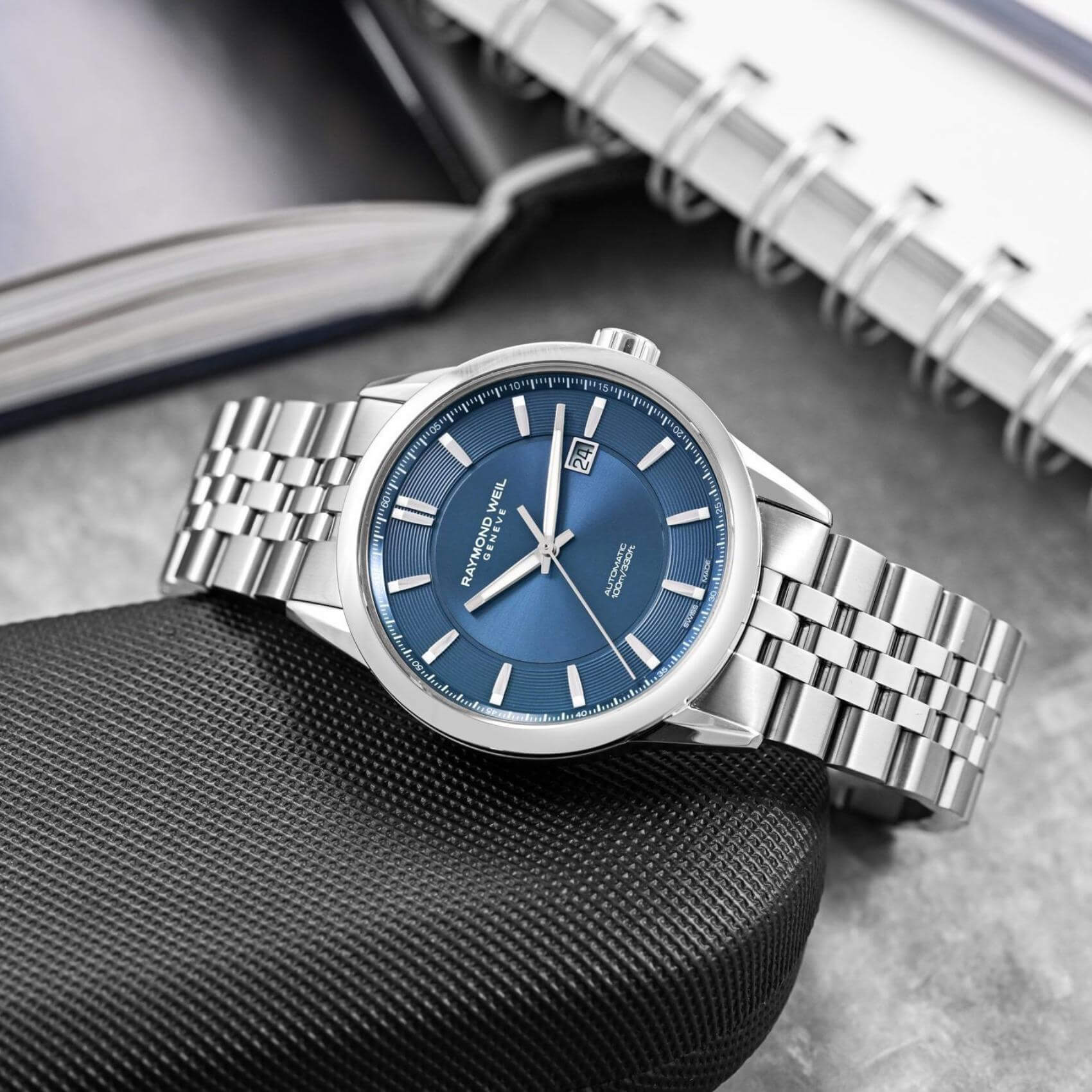 Ρολόι Raymond Weil Freelancer 2731-ST-50001 αυτόματο με ασημί ατσάλινο μπρασελέ και μπλε καντράν διαμέτρου 42mm.