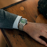 Ρολόι Raymond Weil Freelancer 2731-ST-52001 με ασημί ατσάλινο μπρασελέ και πράσινο καντράν διαμέτρου 42mm.
