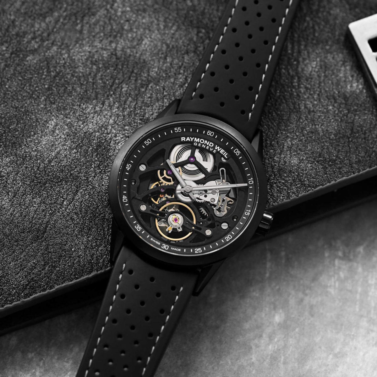 Raymond Weil Freelancer 2785-BKR-20000 Skeleton αυτόματο με μαύρο καουτσούκ λουράκι και μαύρο καντράν 42mm που φαίνεται ο μηχανισμός στο εσωτερικό του.