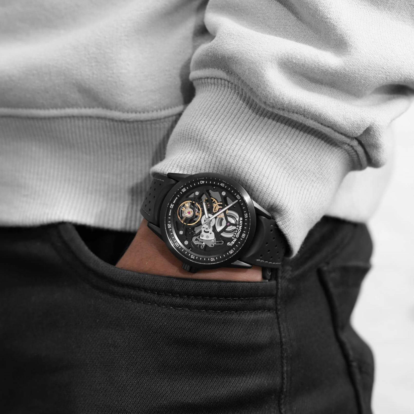 Raymond Weil Freelancer 2785-BKR-20000 Skeleton αυτόματο με μαύρο καουτσούκ λουράκι και μαύρο καντράν 42mm που φαίνεται ο μηχανισμός στο εσωτερικό του.