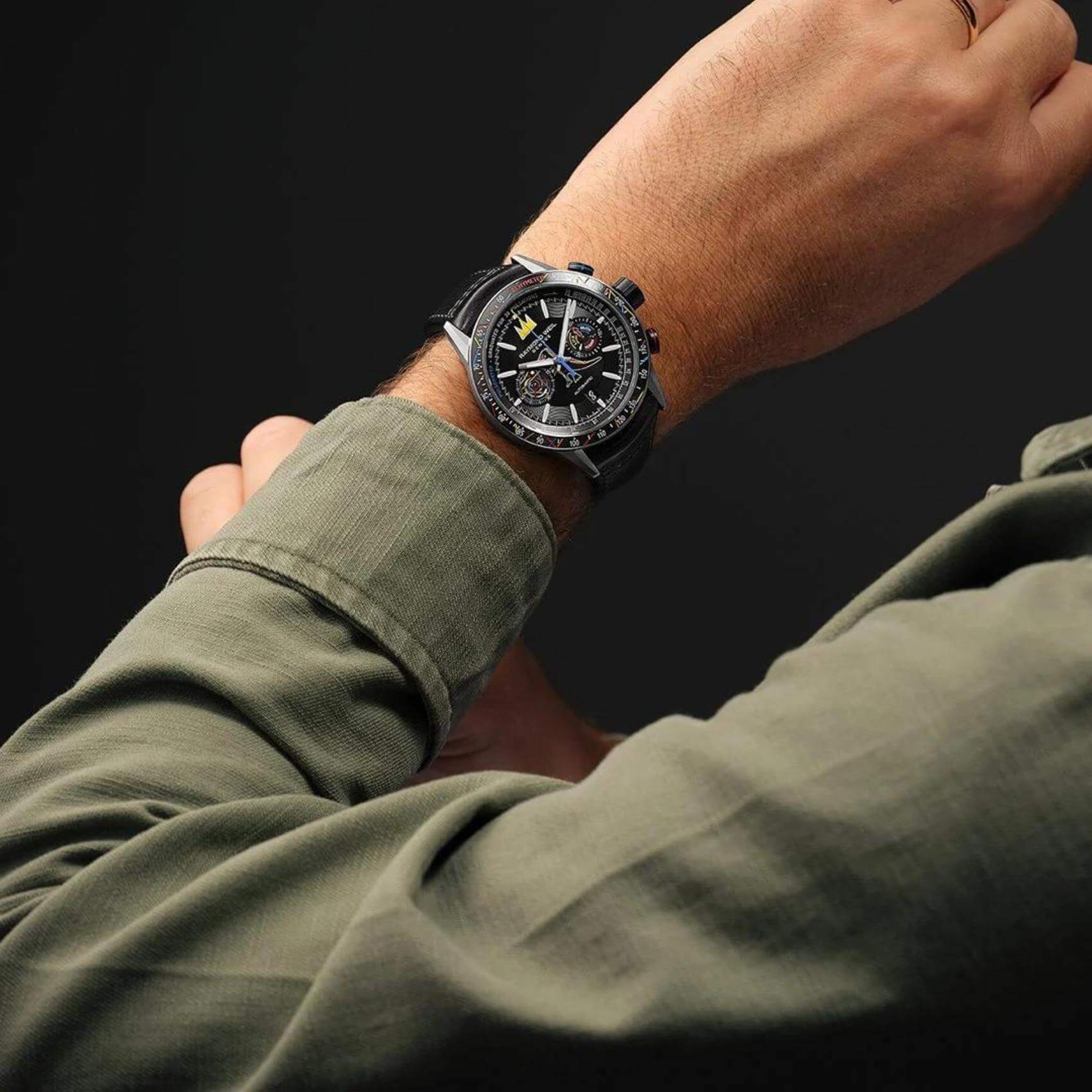 Συλλεκτικό Raymond Weil Freelancer Basquiat Special Edition 7780-TIC-JMB01 με μαύρο δερμάτινο λουράκι και μαύρο καντράν διαμέτρου 43,5mm.