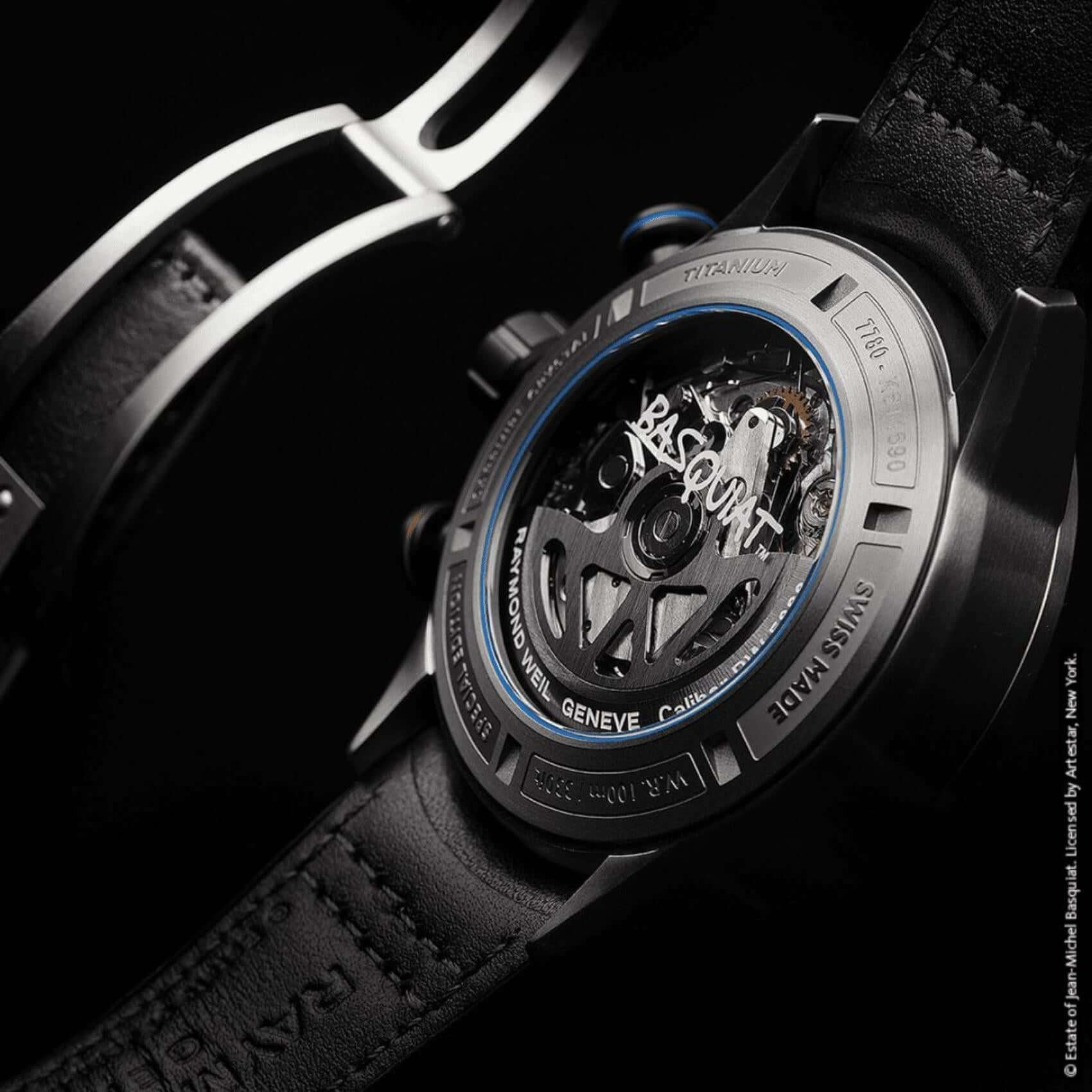 Συλλεκτικό Raymond Weil Freelancer Basquiat Special Edition 7780-TIC-JMB01 με μαύρο δερμάτινο λουράκι και μαύρο καντράν διαμέτρου 43,5mm.