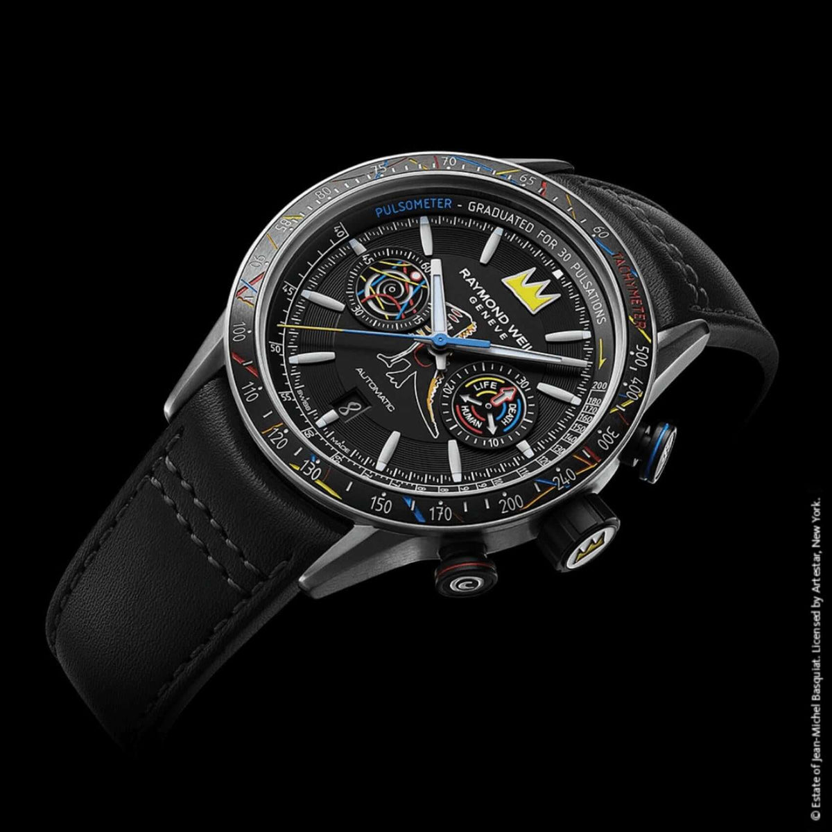 Συλλεκτικό Raymond Weil Freelancer Basquiat Special Edition 7780-TIC-JMB01 με μαύρο δερμάτινο λουράκι και μαύρο καντράν διαμέτρου 43,5mm.