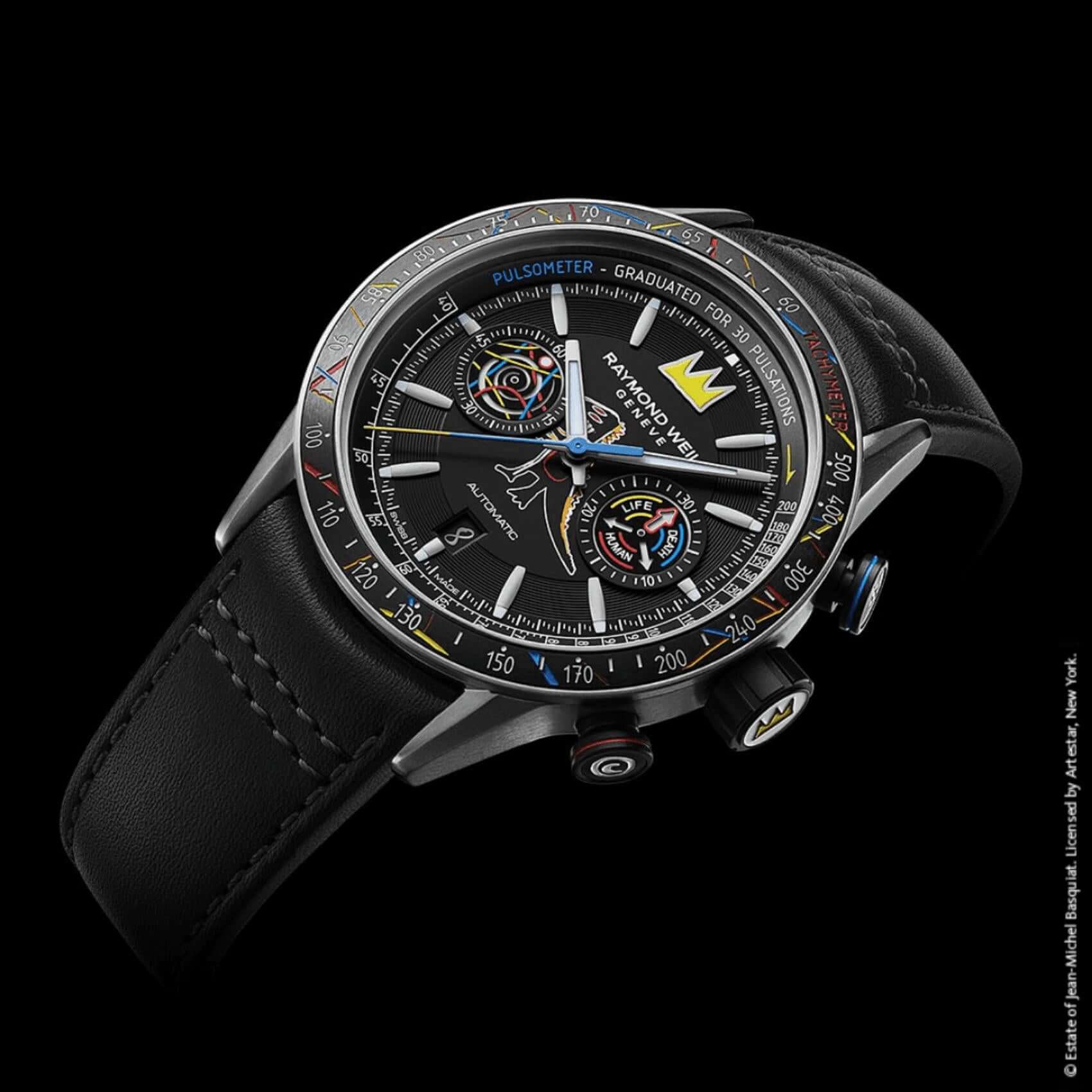 Συλλεκτικό Raymond Weil Freelancer Basquiat Special Edition 7780-TIC-JMB01 με μαύρο δερμάτινο λουράκι και μαύρο καντράν διαμέτρου 43,5mm.