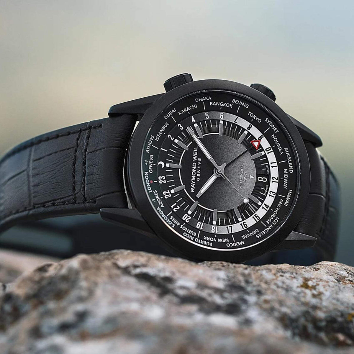 Raymond Weil Freelancer Worldtimer GMT 2765-BKC-20001 Με Μαύρο Δερμάτινο Λουράκι
