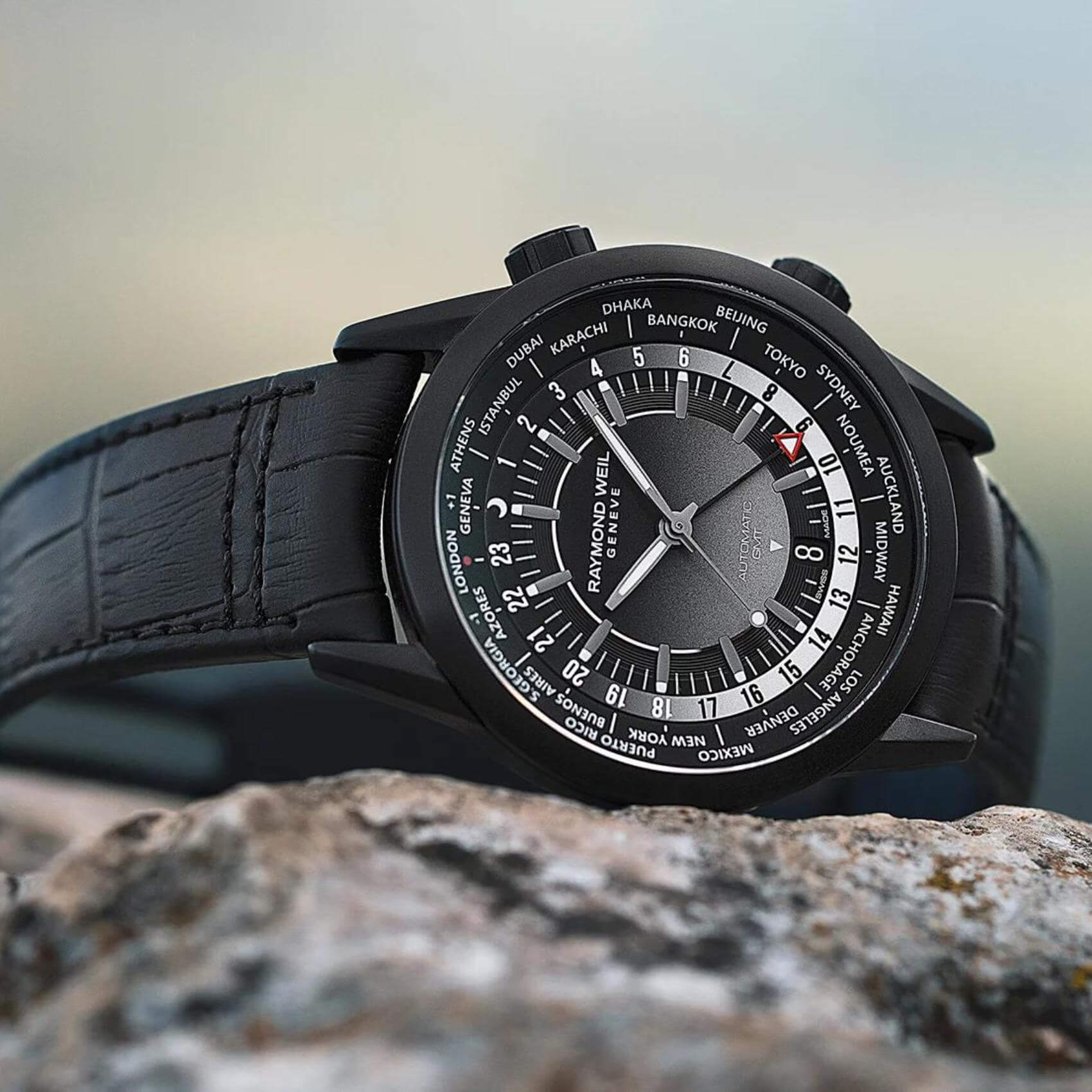 Raymond Weil Freelancer Worldtimer GMT 2765-BKC-20001 Με Μαύρο Δερμάτινο Λουράκι
