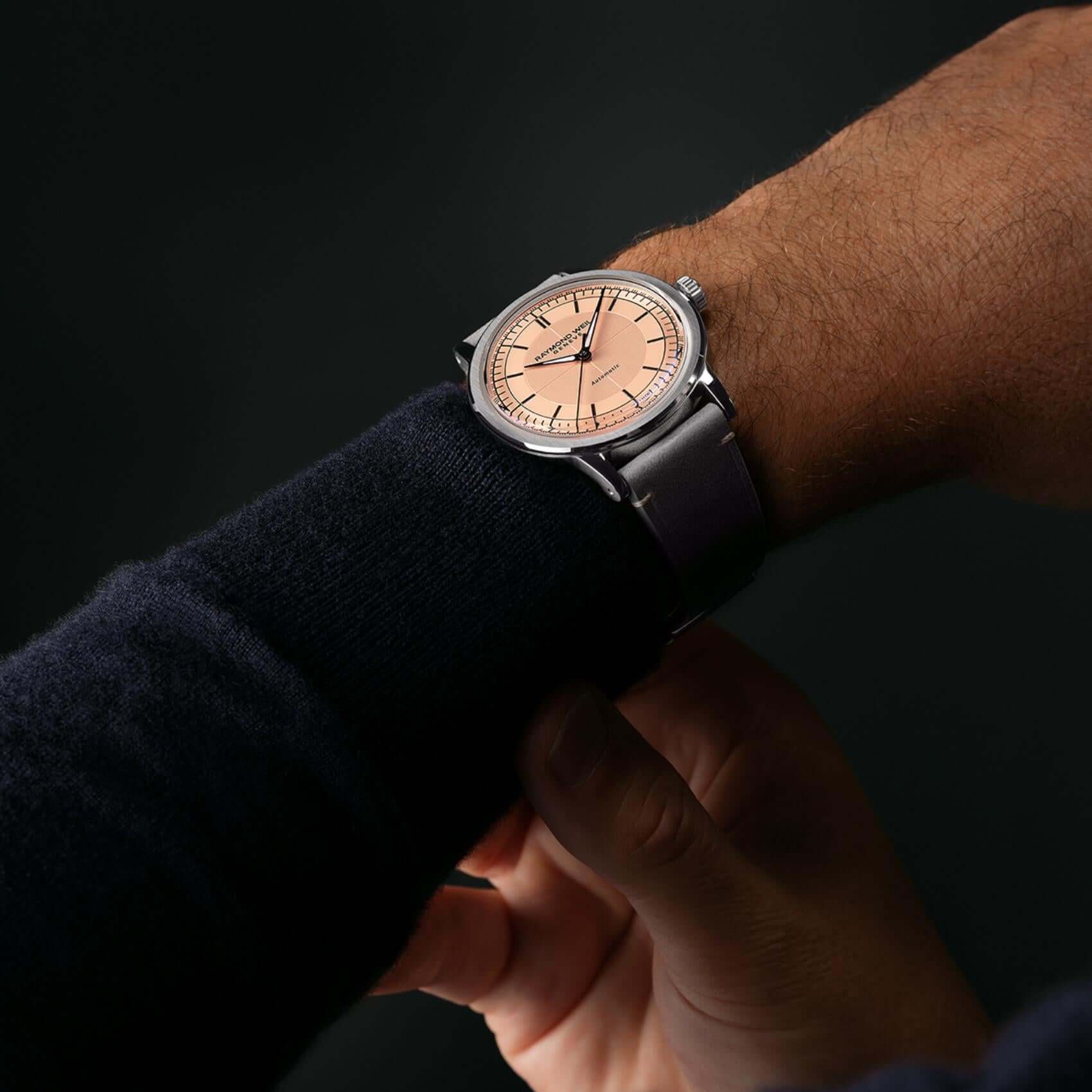 Ρολόι Raymond Weil Millesime 2925-STC-80001 με γκρι δερμάτινο λουράκι και σομόν καντράν διαμέτρου 39,5mm.