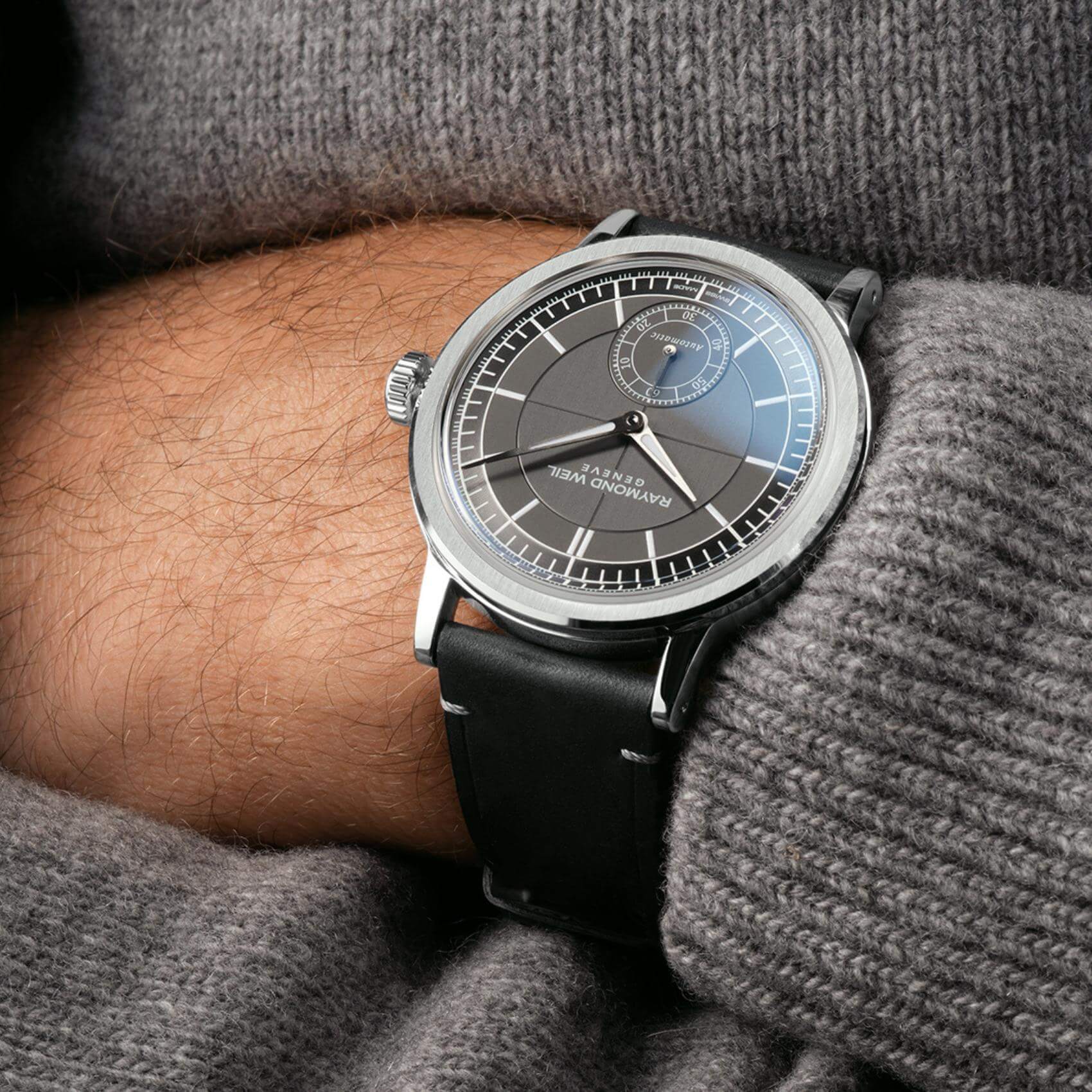 Raymond Weil Millesime 2930-STC-60001 αυτόματο με μαύρο δερμάτινο λουράκι και μαύρο καντράν διαμέτρου 39,5mm.