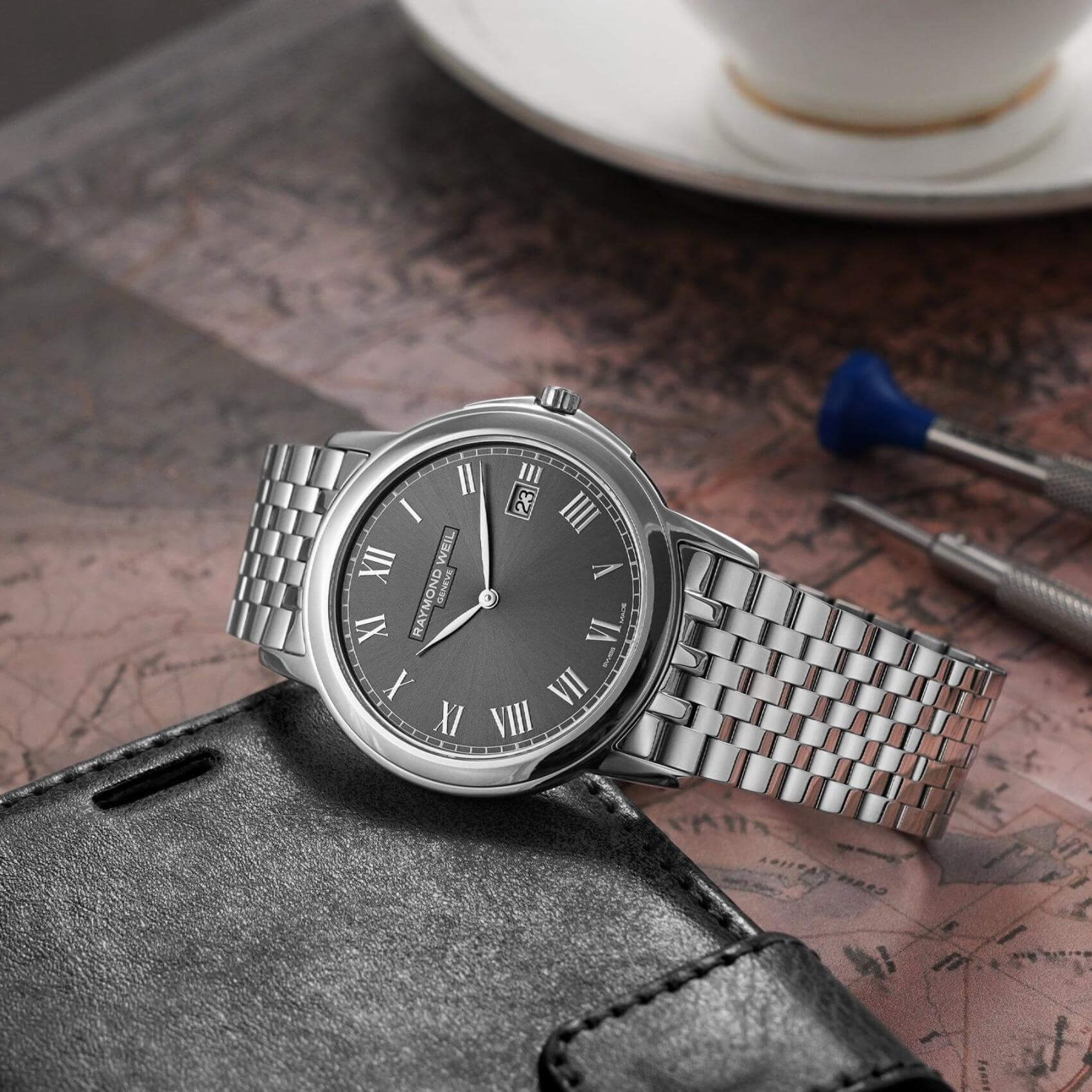 Ανδρικό ρολόι Raymond Weil Toccata 5585-ST-60001 με ασημί ατσάλινο μπρασελέ και μαύρο καντράν διαμέτρου 42mm.