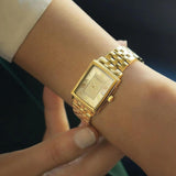Τετράγωνο ρολόι Raymond Weil Toccata 5925-P-00100 με χρυσό μπρασελέ και χρυσό καντράν μεγέθους 22.6mm x 28.1mm.