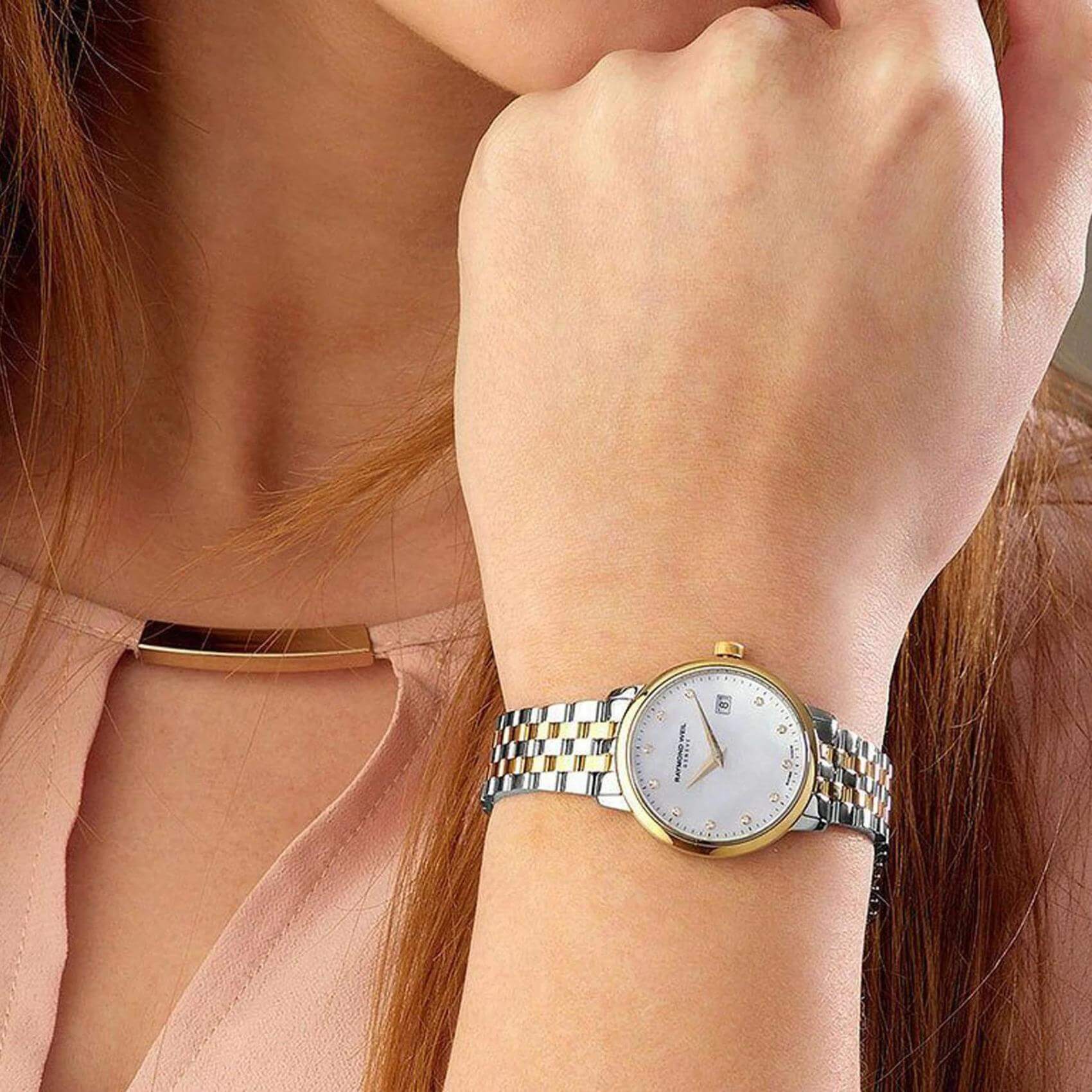Γυναικείο ρολόι Raymond Weil Toccata Diamonds 5985-STP-97081 με δίχρωμο μπρασελέ σε ασημί-χρυσό χρώμα και άσπρο φίλντισι καντράν 29mm με διαμάντια.