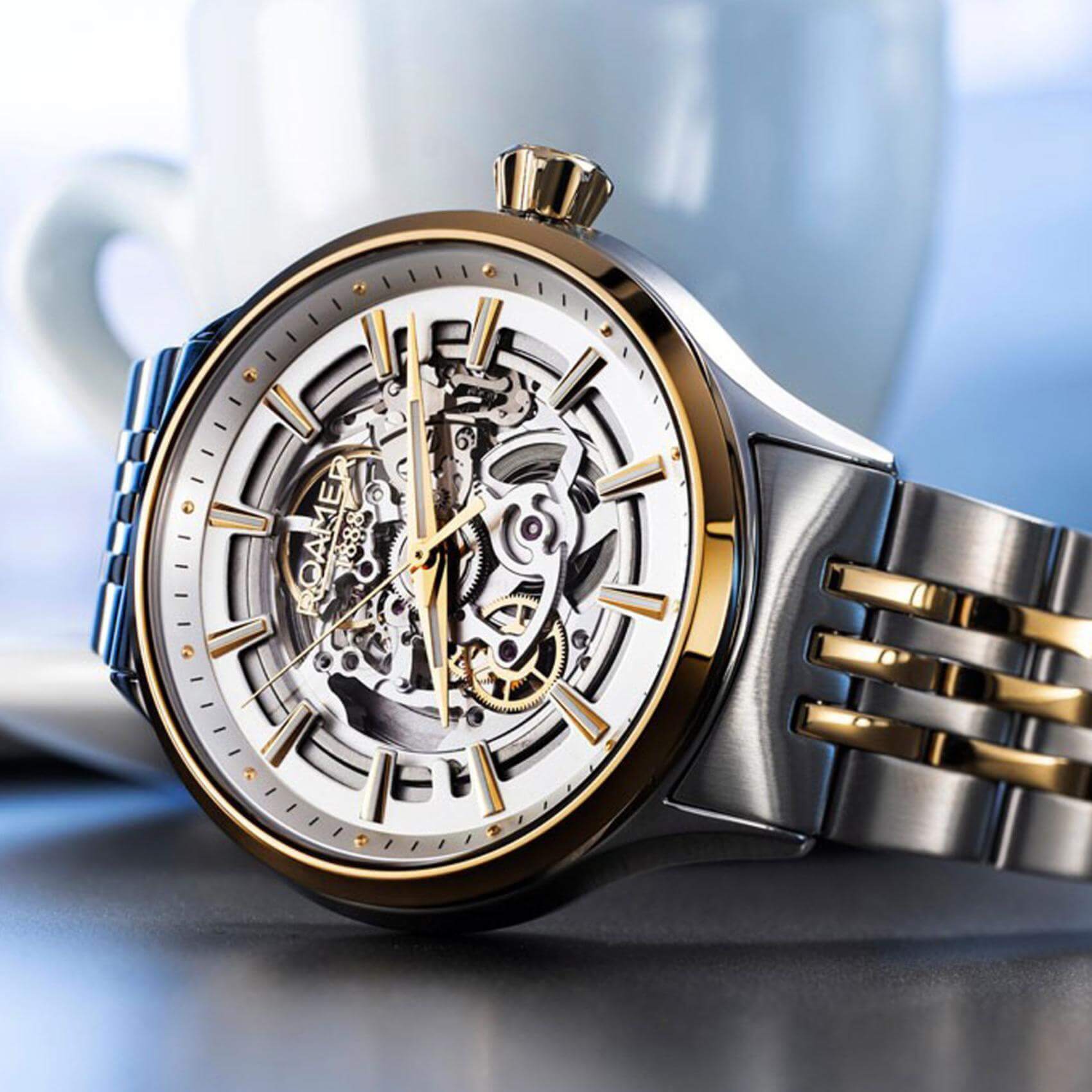 Αυτόματο Ρολόι Skeleton Roamer Competence III 101663-47-15-10 με  δίχρωμο ασημί-χρυσό ατσάλινο μπρασελέ διάφανο ασημί καντράν, τζαμάκι από ζαφείρι και στεφάνι διαμέτρου 43mm.