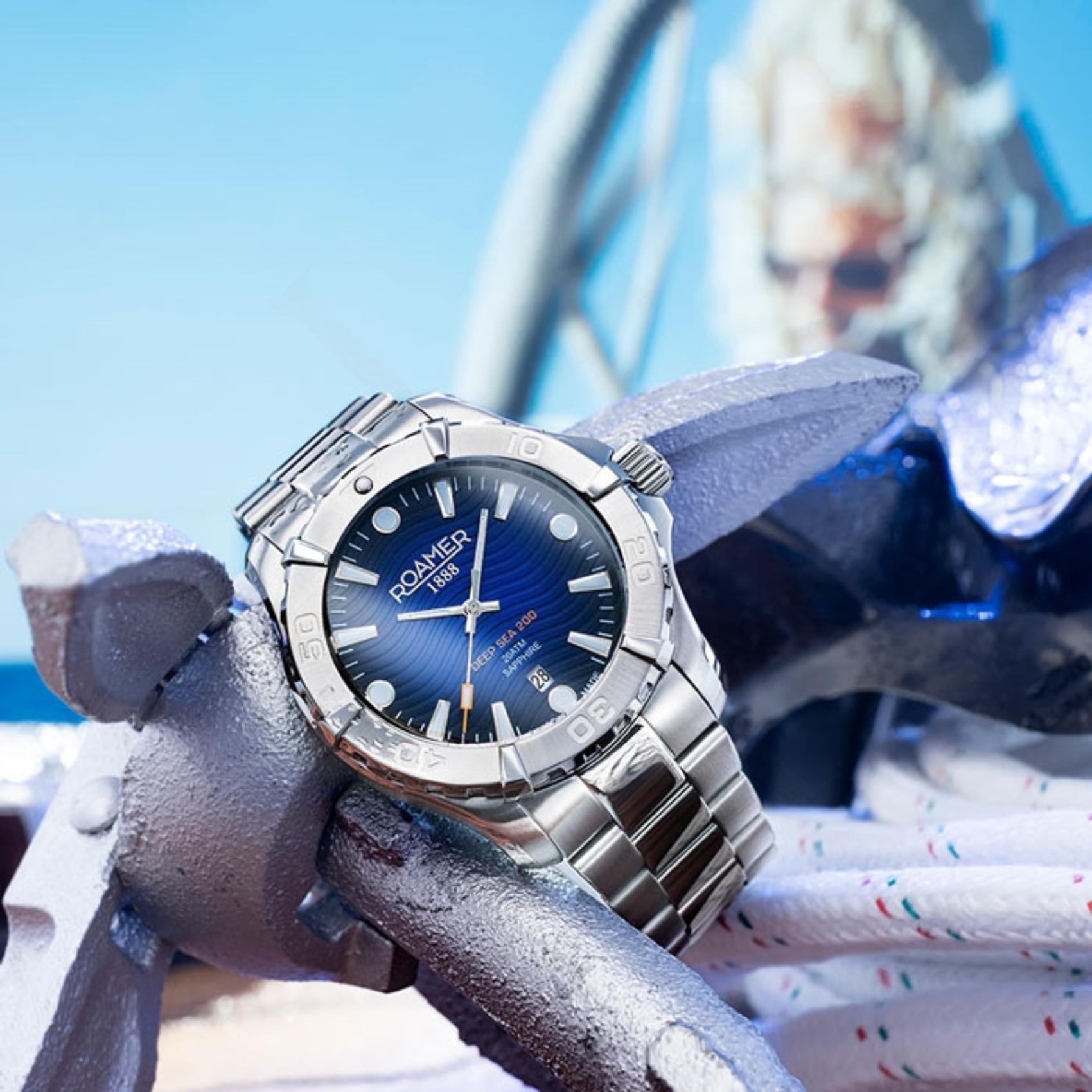 Καταδυτικό ρολόι Roamer Deep Sea 860833-41-45-70, με μπρασελέ σε ασημί χρώμα από ανοξείδωτο ατσάλι και μπλε καντράν με ένδειξη ημερομηνίας.