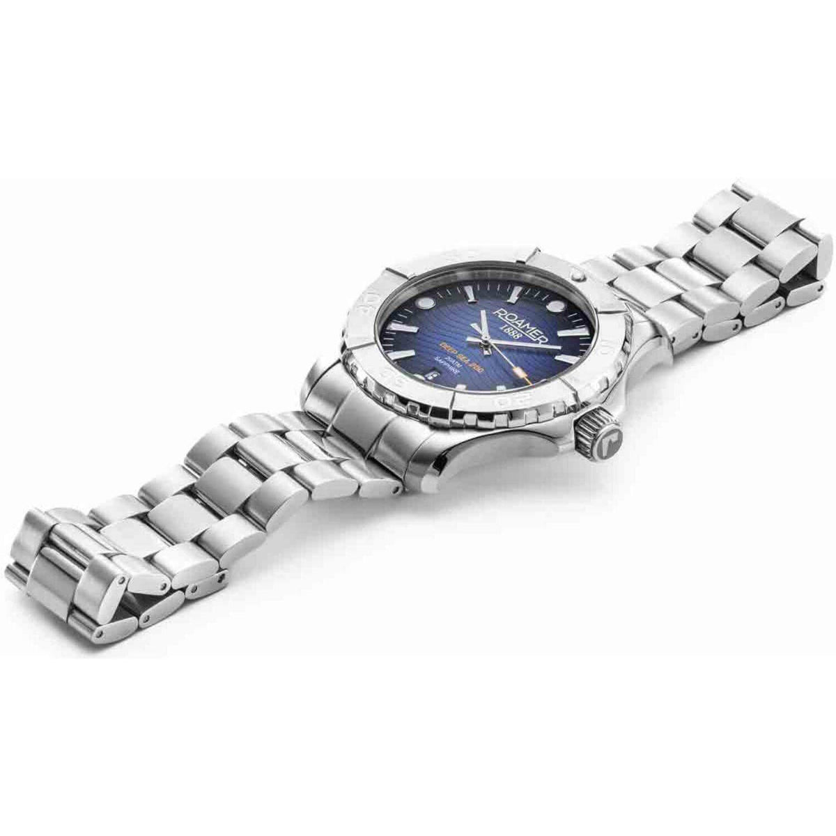 Καταδυτικό ρολόι Roamer Deep Sea 200 860833-41-45-70, με μπρασελέ σε ασημί χρώμα από ανοξείδωτο ατσάλι και μπλε καντράν με ένδειξη ημερομηνίας.