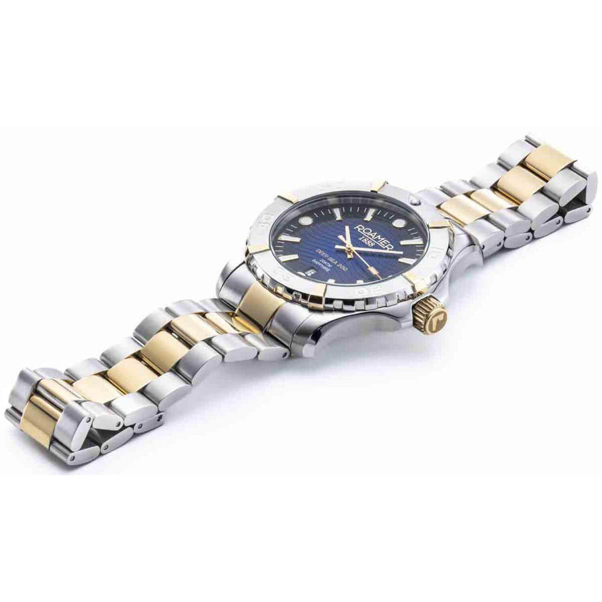 Καταδυτικό ρολόι Roamer Deep Sea 200 860833-47-45-70, με δίχρωμο μπρασελέ σε ασημί με χρυσό χρώμα από ανοξείδωτο ατσάλι και μπλε καντράν με ένδειξη ημερομηνίας.