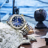 Καταδυτικό ρολόι Roamer Deep Sea 860833-47-45-70, με δίχρωμο μπρασελέ σε ασημί με χρυσό χρώμα από ανοξείδωτο ατσάλι και μπλε καντράν με ένδειξη ημερομηνίας.