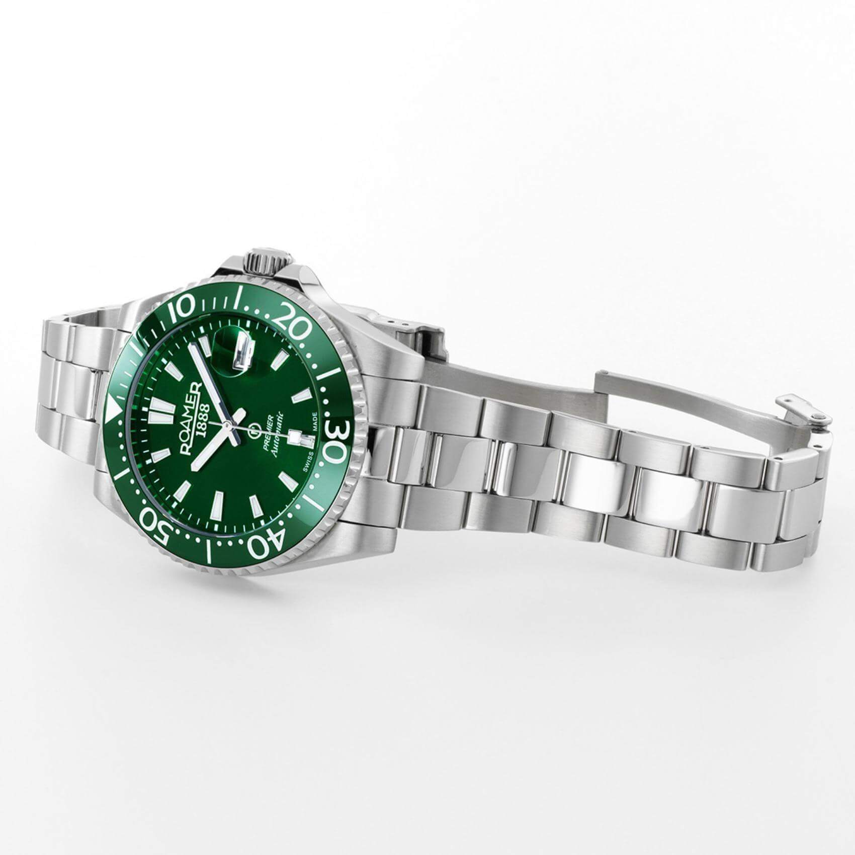 Αυτόματο ρολόι καταδυτικό Roamer Premier 986983-41-75-20 με ασημί μπρασελέ, πράσινο καντράν με ένδειξη ημερομηνίας και κάσα διαμέτρου 42mm.