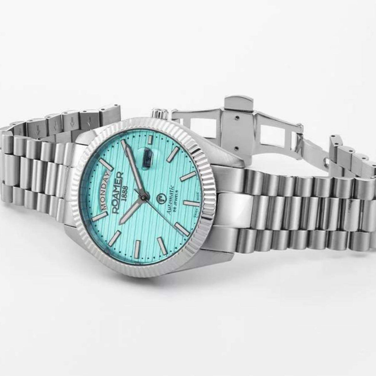 Αυτόματο ρολόι open back Roamer Primeline Day Date II 981666-41-05-50 με ασημί μπρασελέ, γαλάζιο καντράν με ένδειξη ημέρας και ημερομηνίας και κάσα διαμέτρου 42mm.