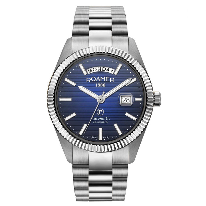 Αυτόματο ρολόι open back Roamer Primeline Day Date II 981666-41-45-50 με ασημί μπρασελέ, μπλε καντράν με ένδειξη ημέρας και ημερομηνίας και κάσα διαμέτρου 42mm.