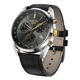 Πλάγια λήψη του Roamer Pro Chrono Alexander the Great 993819-47-85-21 με μαύρο δερμάτινο λουράκι και χρυσή κορώνα.