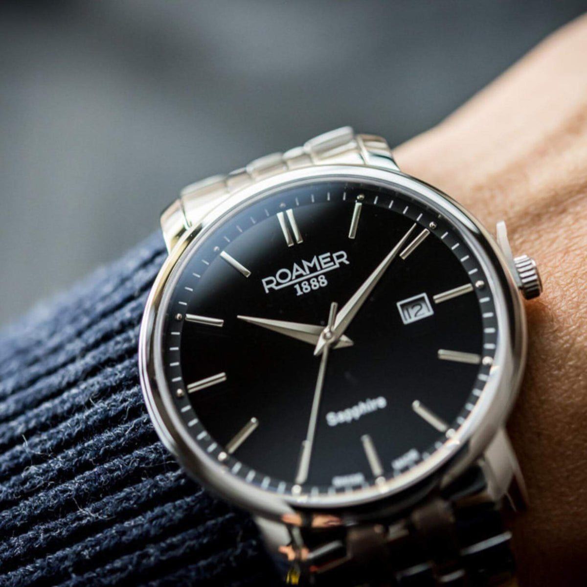 Ρολόι Roamer R Line Classic 718833-41-55-70 με ασημί μπρασελέ, μαύρο καντράν με ημέρας-ημερομηνία και διάμετρο στεφανιού 43mm.