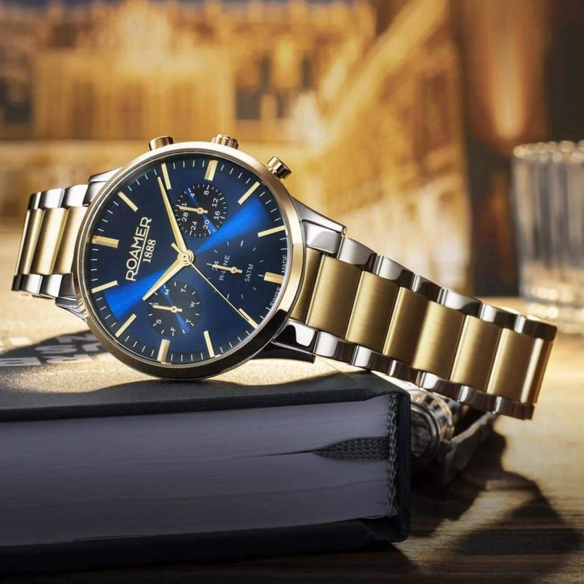 Ρολόι Roamer R Line 718982-48-45-70 με ασημί-χρυσό μπρασελέ, μπλε καντράν με ένδειξη ημέρας/ημερομηνίας και διάμετρο στεφανιού 43mm.