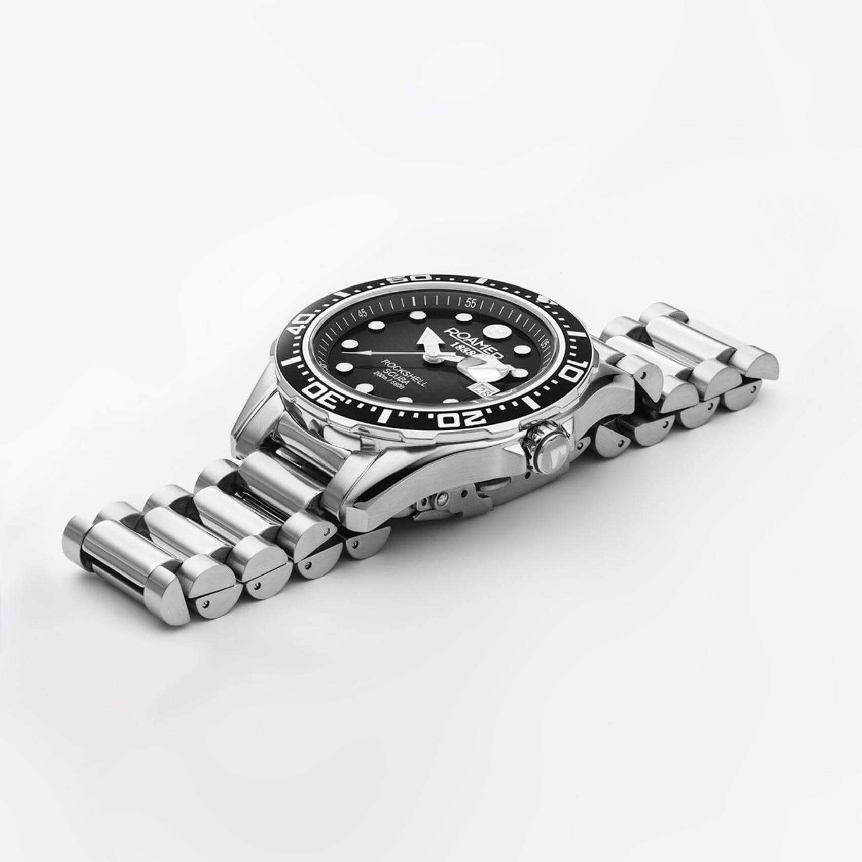 Καταδυτικό ρολόι Roamer Rockshell Mark III Scuba 220858-41-85-50 με ασημί ατσάλινο μπρασελέ μαύρο καντράν, τζαμάκι από ζαφείρι και στεφάνι διαμέτρου 44mm.