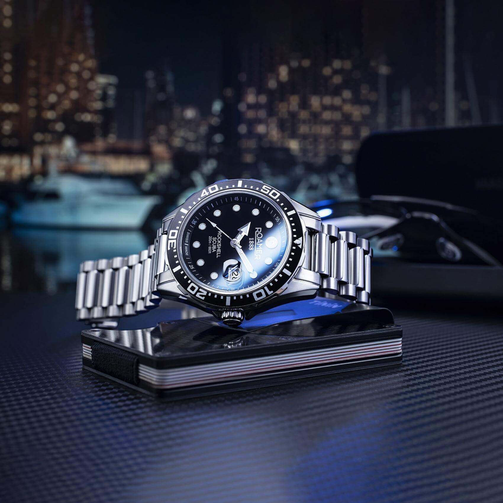 Καταδυτικό ρολόι Roamer Rockshell Mark III Scuba 220858-41-85-50 με ασημί ατσάλινο μπρασελέ μαύρο καντράν, τζαμάκι από ζαφείρι και στεφάνι διαμέτρου 44mm.