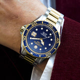Καταδυτικό ρολόι Roamer Rockshell Mark III Scuba 220858-47-45-50 με δίχρωμο ασημί-χρυσό ατσάλινο μπρασελέ μπλε καντράν, τζαμάκι από ζαφείρι και στεφάνι διαμέτρου 44mm.