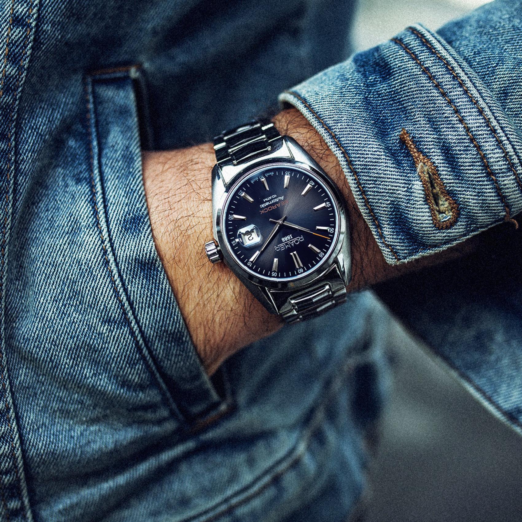 Αυτόματο ρολόι open back Roamer Searock Automatic 210633-41-45-20 με ασημί μπρασελέ, μπλε καντράν με ένδειξη ημερομηνίας και κάσα διαμέτρου 42mm.