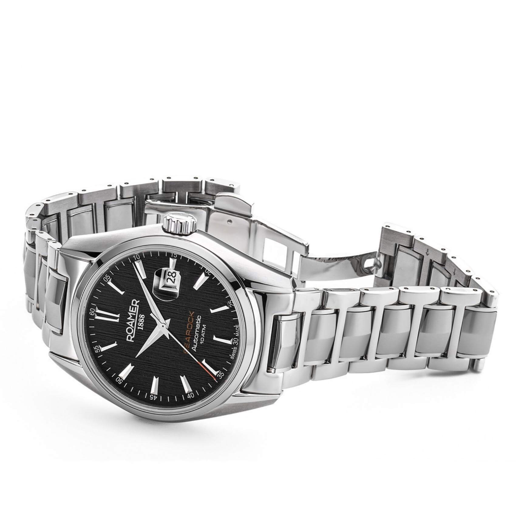 Roamer Searock Automatic II 210665-41-55-20 με αυτόματο open back μηχανισμό, ασημί ατσάλινο μπρασελέ, μαύρο καντράν με ένδειξη ημερομηνίας και κάσα διαμέτρου 42mm.