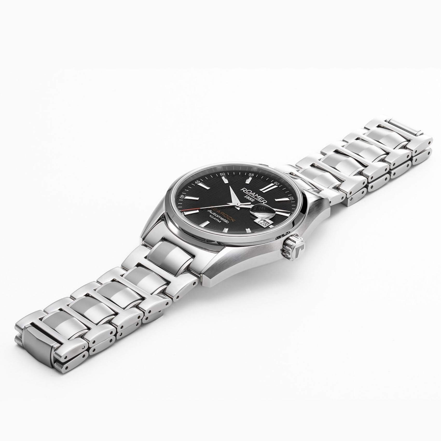 Roamer Searock Automatic II 210665-41-55-20 με αυτόματο open back μηχανισμό, ασημί ατσάλινο μπρασελέ, μαύρο καντράν με ένδειξη ημερομηνίας και κάσα διαμέτρου 42mm.