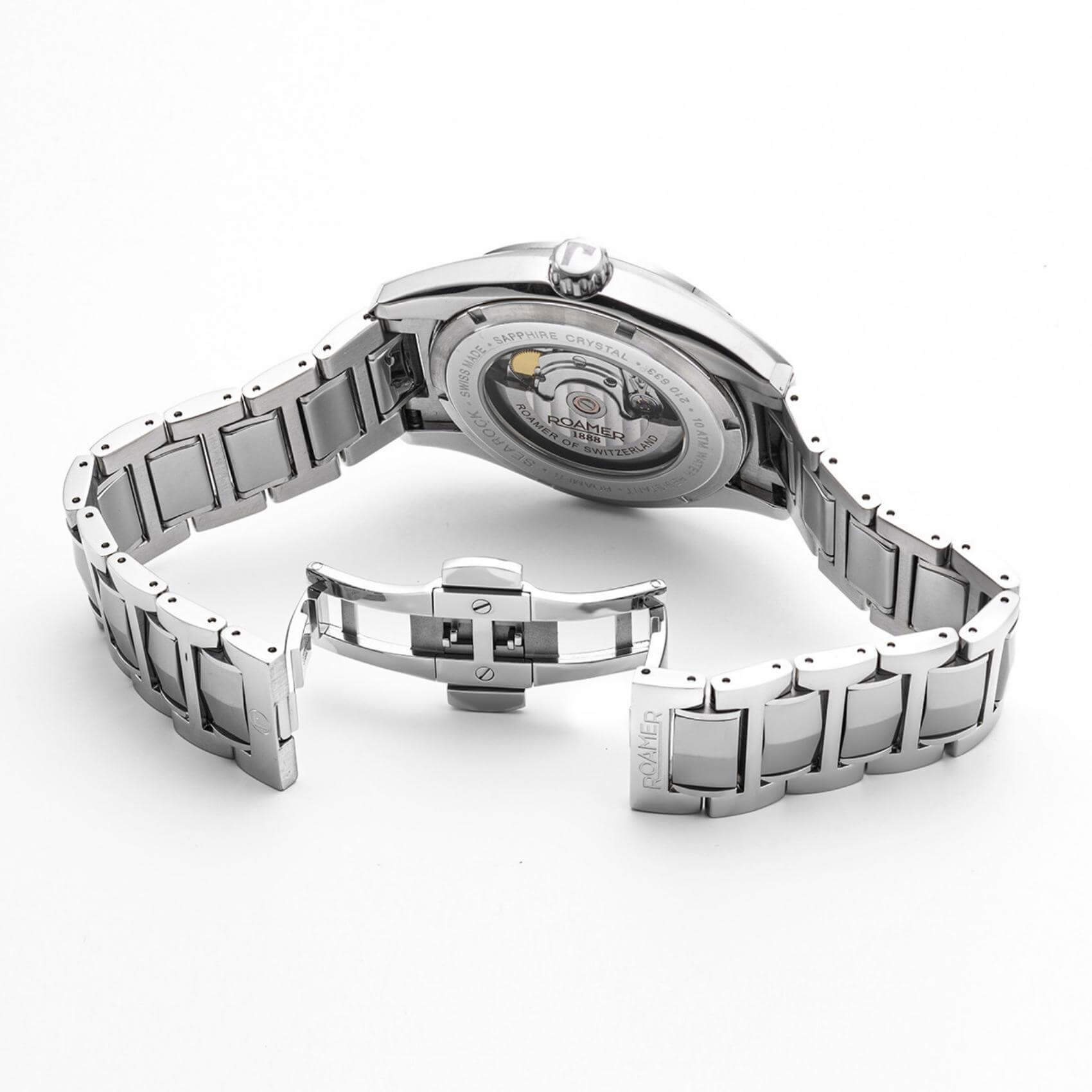 Roamer Searock Automatic II 210665-41-55-20 με αυτόματο open back μηχανισμό, ασημί ατσάλινο μπρασελέ, μαύρο καντράν με ένδειξη ημερομηνίας και κάσα διαμέτρου 42mm.
