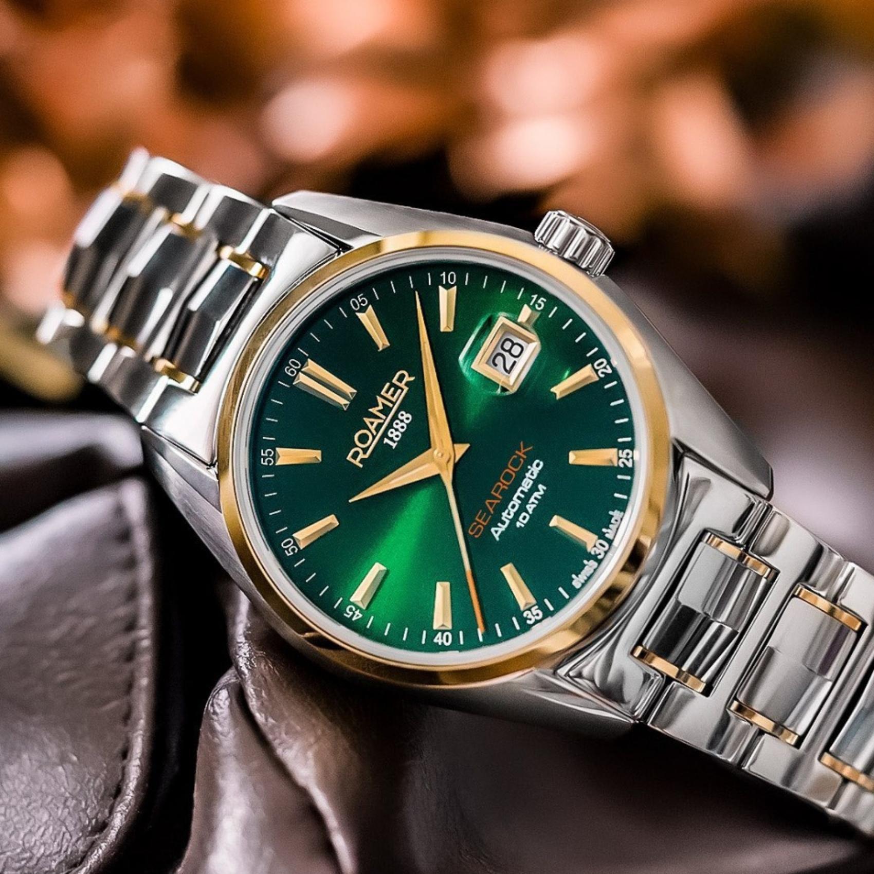 Αυτόματο ρολόι open back Roamer Searock Automatic II 210665-47-75-20 με δίχρωμο μπρασελέ, πράσινο καντράν με ένδειξη ημερομηνίας και κάσα διαμέτρου 42mm.