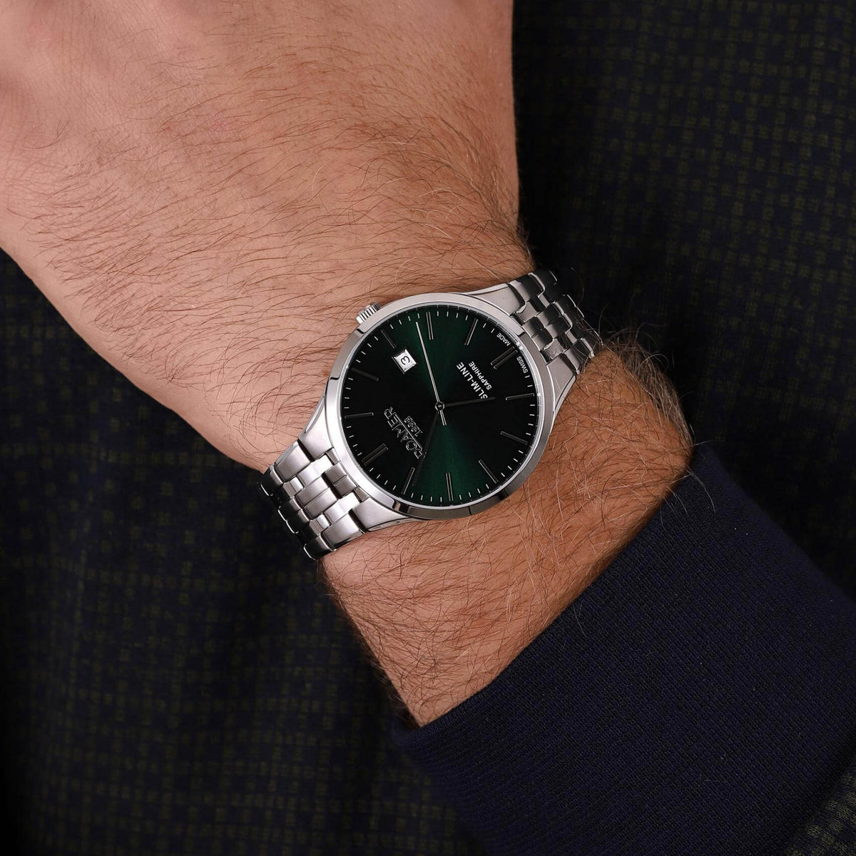 Ρολόι Roamer Slim Line 512833-41-55-20 με ασημί μπρασελέ, μαύρο καντράν με ένδειξη ημερομηνίας και διάμετρο στεφανιού 40mm.