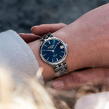 Ρολόι Roamer Slim Line Ladies 512857-41-45-20 με ασημί μπρασελέ, μπλε καντράν με ένδειξη ημερομηνίας και διάμετρο στεφανιού 30mm.