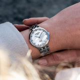 Ρολόι Roamer Slim Line Diamond 512847-41-89-20 με ασημί μπρασελέ, άσπρο φίλντισι καντράν με διαμάντι και διάμετρο στεφανιού 26mm.