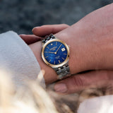 Ρολόι Roamer Slim Line Diamond 864857-49-40-50 με δίχρωμο ροζ χρυσό-ασημί μπρασελέ, μπλε καντράν με διαμάντι και διάμετρο στεφανιού 26mm.