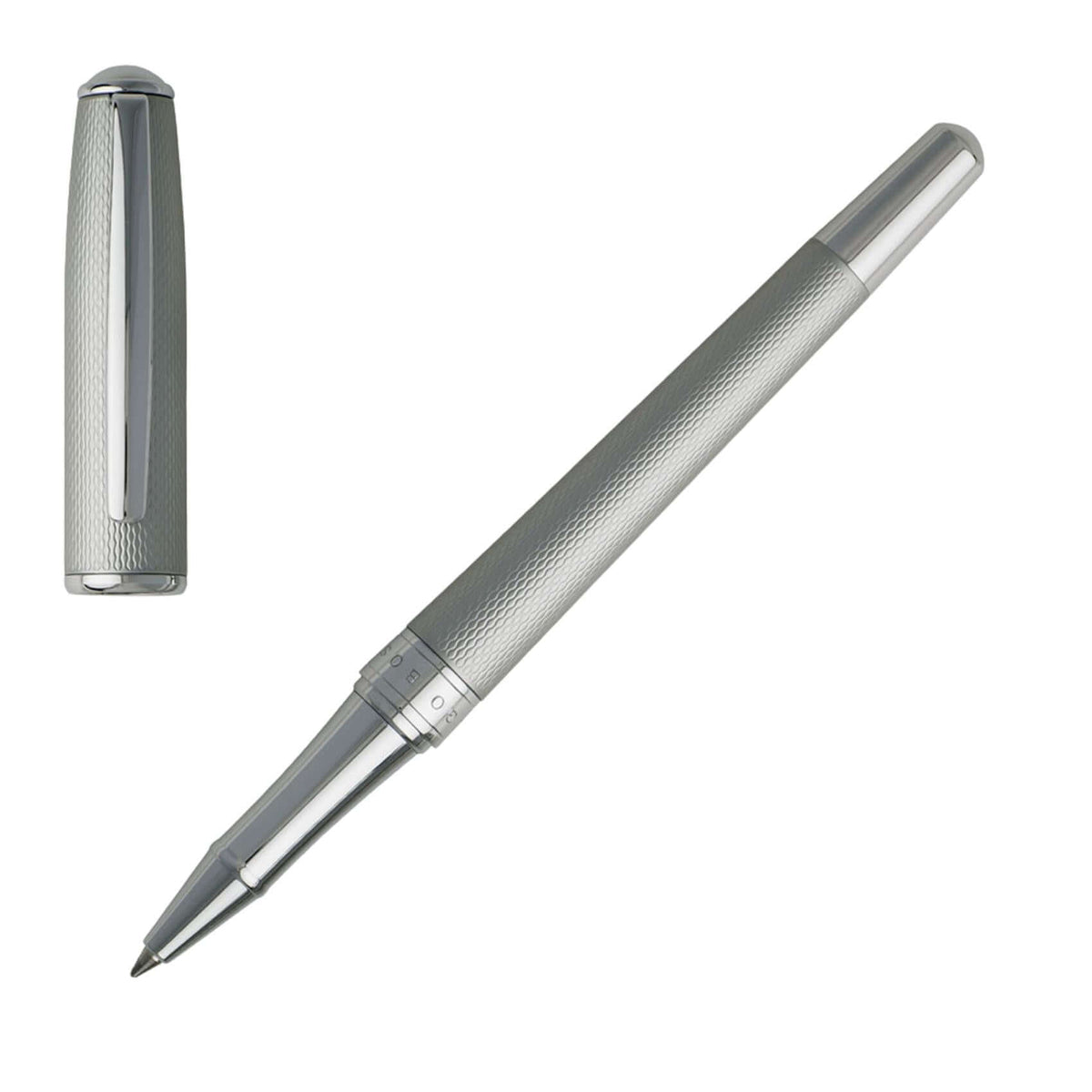 Στυλό rollerball Hugo Boss HSW7445B Essential σε ματ ασημί χρώμα, με διακριτικό ανάγλυφο σχέδιο για άνετη καθημερινή χρήση.