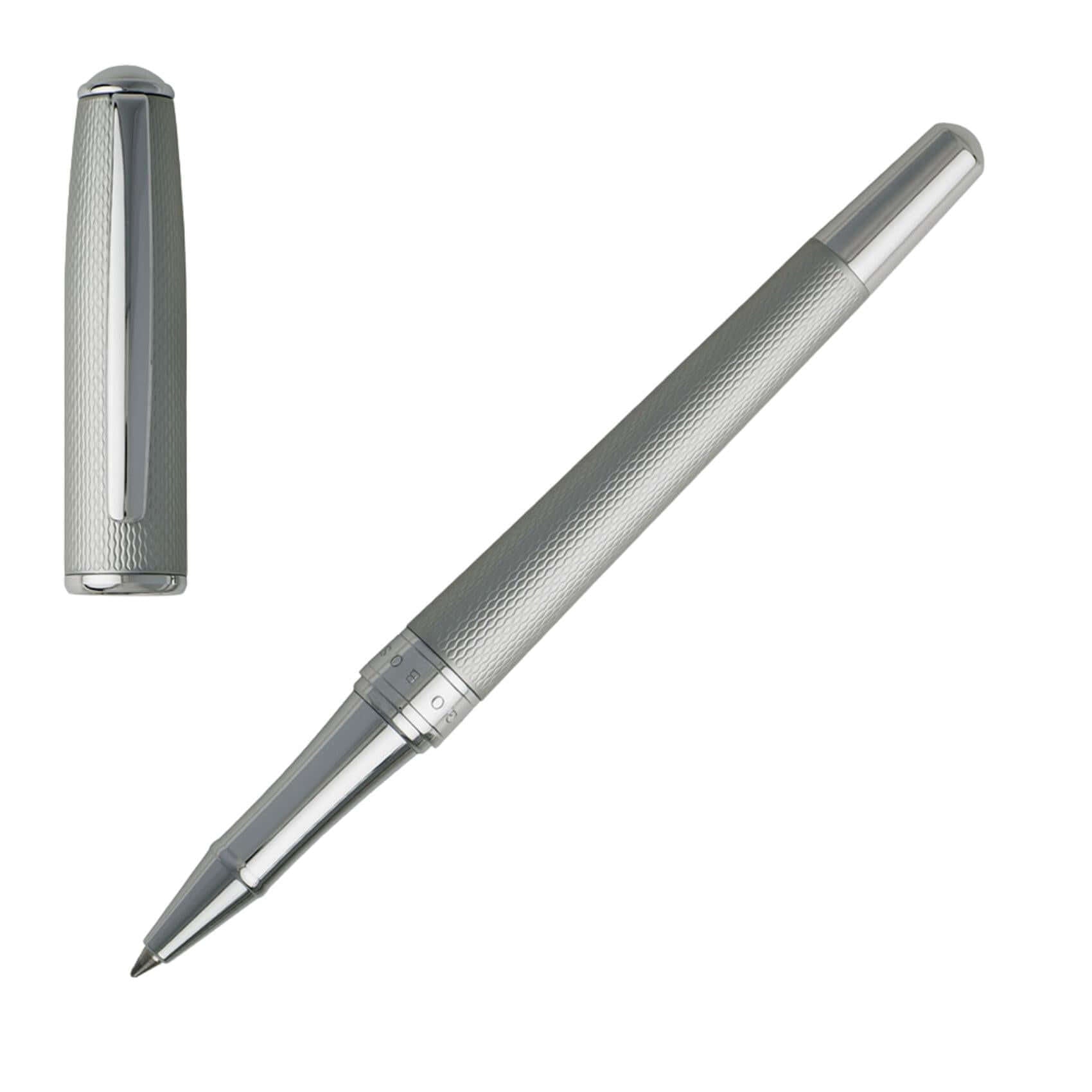 Στυλό rollerball Hugo Boss HSW7445B Essential σε ματ ασημί χρώμα, με διακριτικό ανάγλυφο σχέδιο για άνετη καθημερινή χρήση.