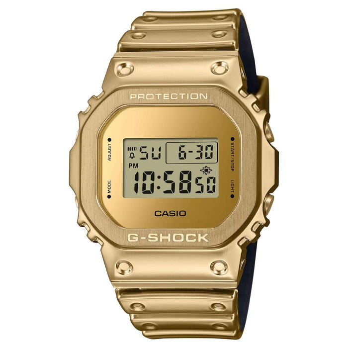 Ψηφιακό ρολόι Casio G-SHOCK GM-5600YMG-9ER με χρυσό καουτσούκ λουράκι και χρυσό τετράγωνο καντράν 49.6×43.2mm.