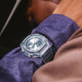 Καταδυτικό αναλογικό/ψηφιακό ρολόι Casio G-Shock GA-2100BM-7A8ER με διάφανο καουτσούκ λουράκι και ασημί καντράν διαμέτρου 45,4mm με ημερομηνία-φορεμένο.