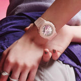 Ρολόι Casio G-Shock GMA-P2100SG-4AER με σομόν λουράκι από καουτσούκ και οκτάγωνο ροζ καντράν 45,4mm με ημερομηνία, φορεμένο. 
