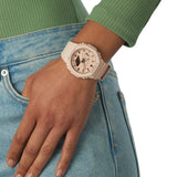Ψηφιακό/ Αναλογικό ρολόι Casio G-Shock GMA-S2100-4AER με σομόν λουράκι από καουτσούκ και οκτάγωνο σομόν καντράν 45,4mm με ημερομηνία-φορεμένο.