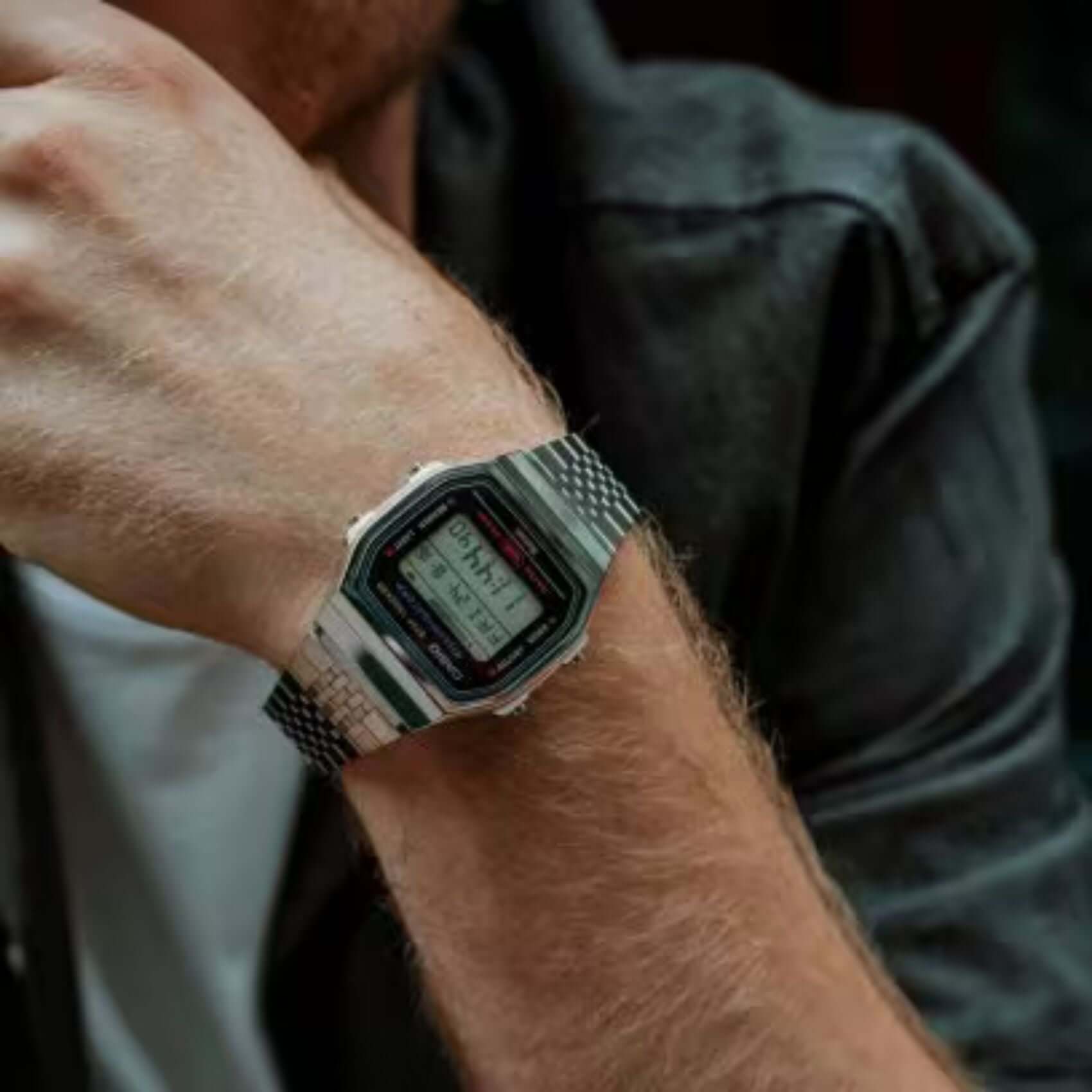 Unisex ρολόι Casio Vintage ABL-100WE-1AEF φορεμένο με ασημί ατσάλινο μπρασελέ.