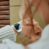 Ανδρικό ρολόι Casio Vintage ABL-100WE-1BEF φορεμένο με ασημί ατσάλινο μπρασελέ και τετράγωνο πλαίσιο.