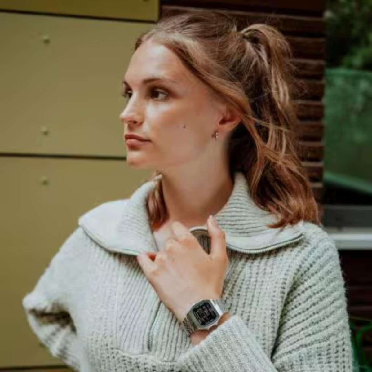 Unisex ρολόι Casio Vintage ABL-100WE-1BEF φορεμένο από γυναίκα  με ασημί ατσάλινο μπρασελέ και τετράγωνο πλαίσιο.