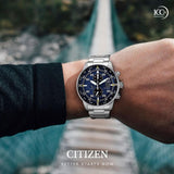 Ρολόι χρονογράφος Citizen Eco-Drive CA0690-88L με ασημί ατσάλινο μπρασελέ και μπλε καντράν διαμέτρου 44mm.